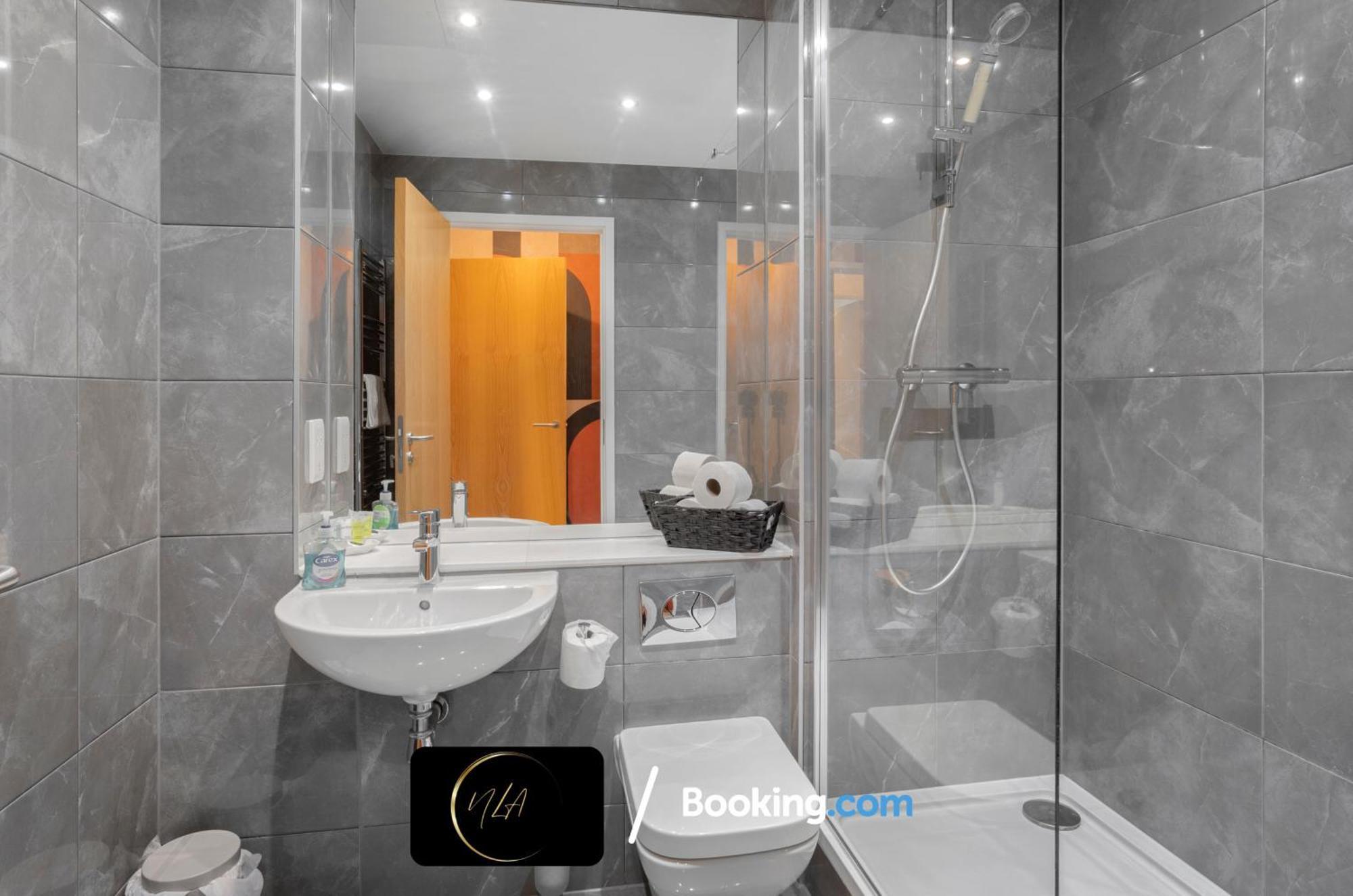 City Centre Apartment With Free Parking, 2 Bathrooms, Netflix And Wifi - Suitable For Contractors And Families - By Noor Luxury Accommodations Birmingham Exterior photo