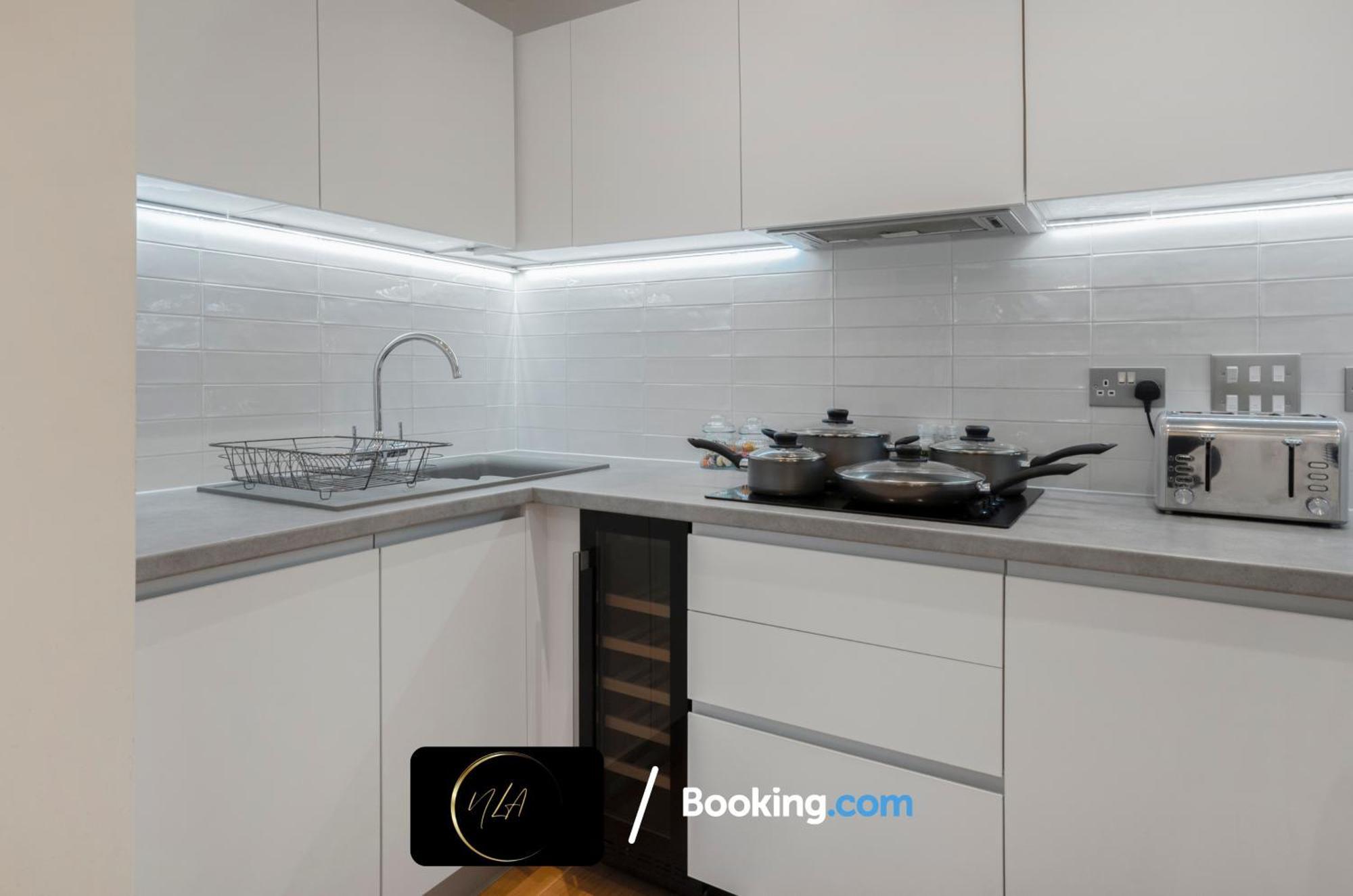 City Centre Apartment With Free Parking, 2 Bathrooms, Netflix And Wifi - Suitable For Contractors And Families - By Noor Luxury Accommodations Birmingham Exterior photo